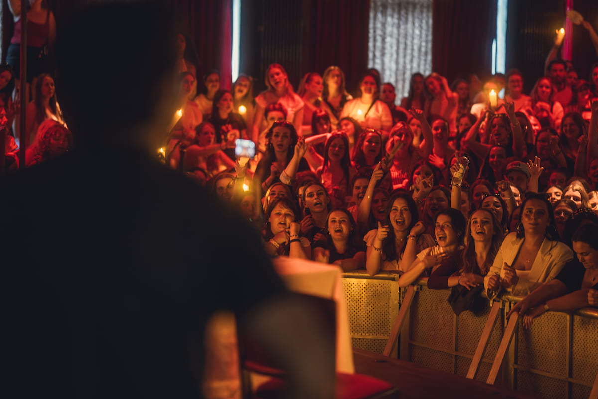 Niall Horan Album Listening Party - Publikum im roten Licht