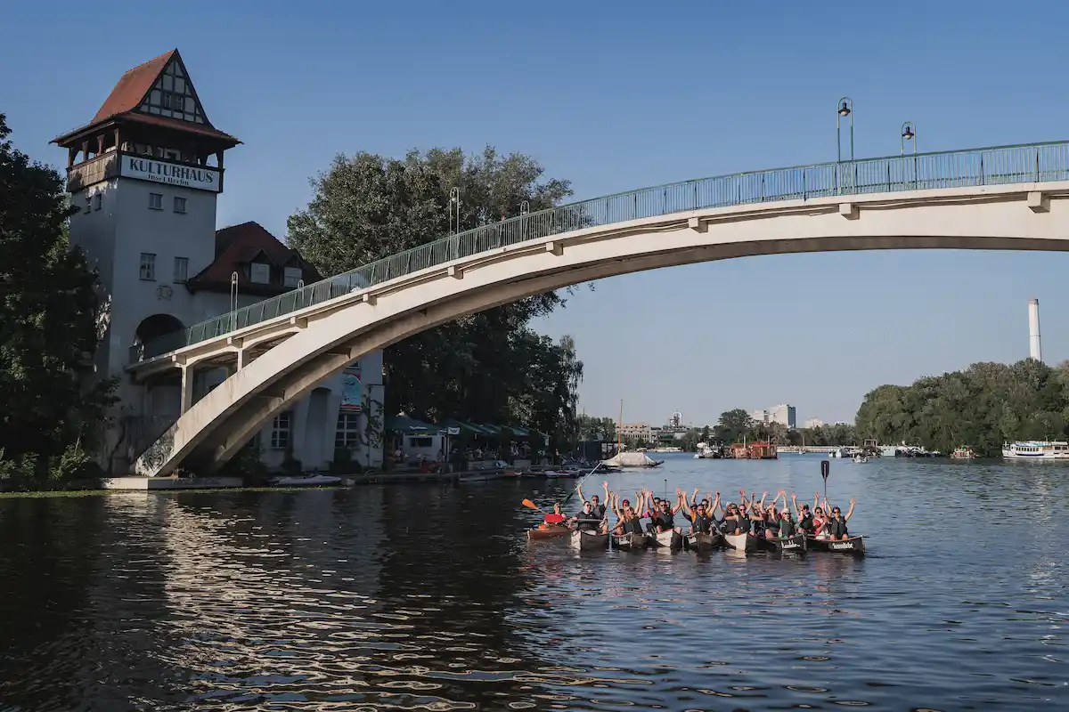 Teamevent Hellomed - Kanutour unter der Brücke zur Insel der Jugend