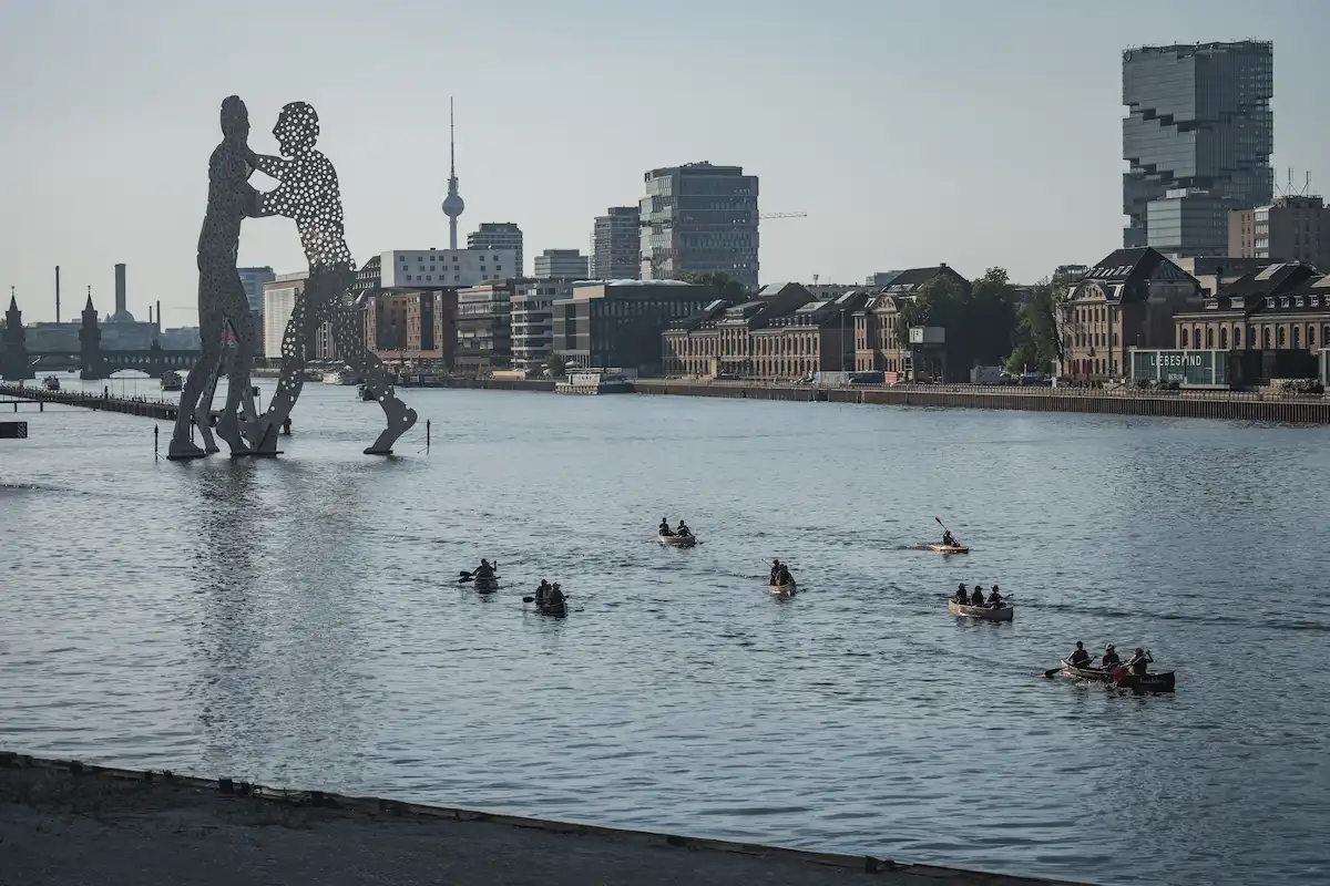 Teamevent Hellomed - Kanus vor dem Molecule Man
