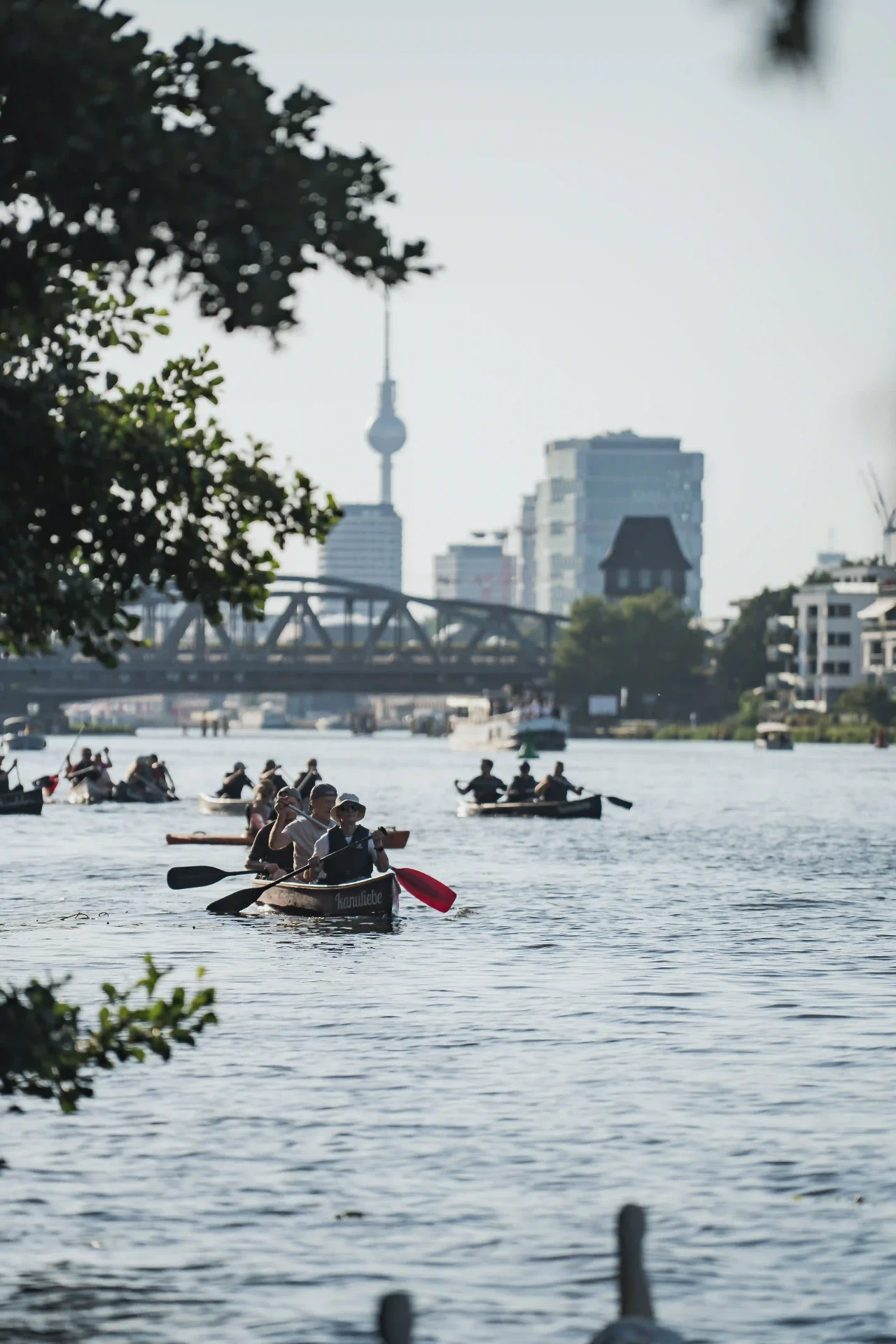 Teamevent Hellomed - Kanus auf der Spree mit Fernsehturm im Hintergrund