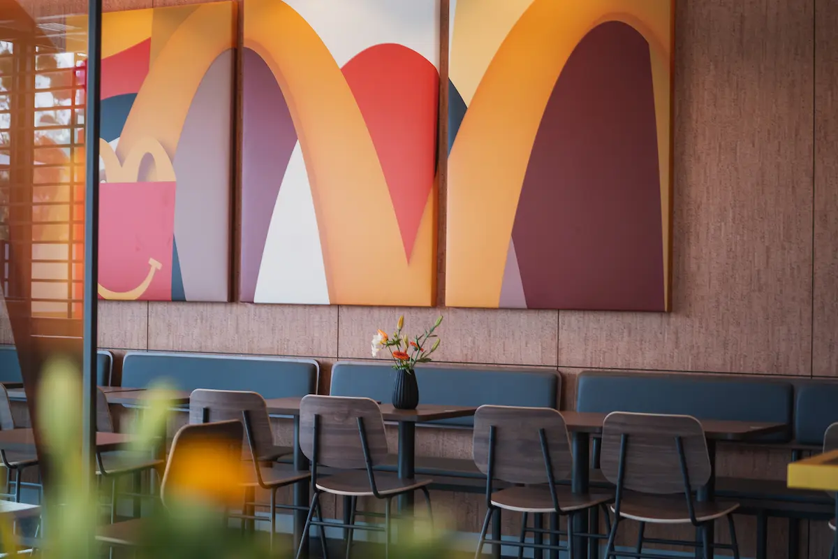 Eröffnung McDonald's Filiale Großbeeren - Gastraum mit Wandkunst