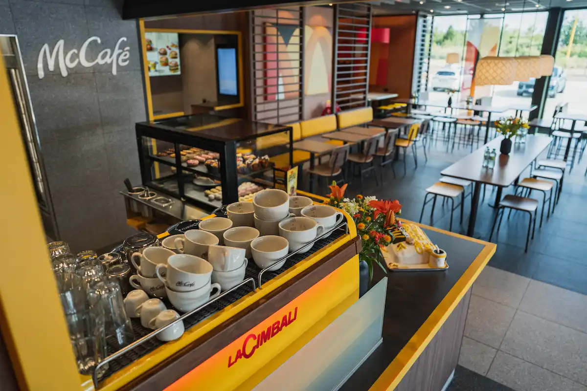 Eröffnung McDonald's Filiale Großbeeren - McCafé Theke mit Tassen und Torte