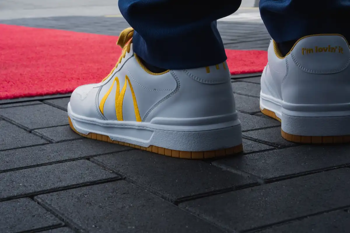 Eröffnung McDonald's Filiale Großbeeren - Sneaker Detail am roten Teppich