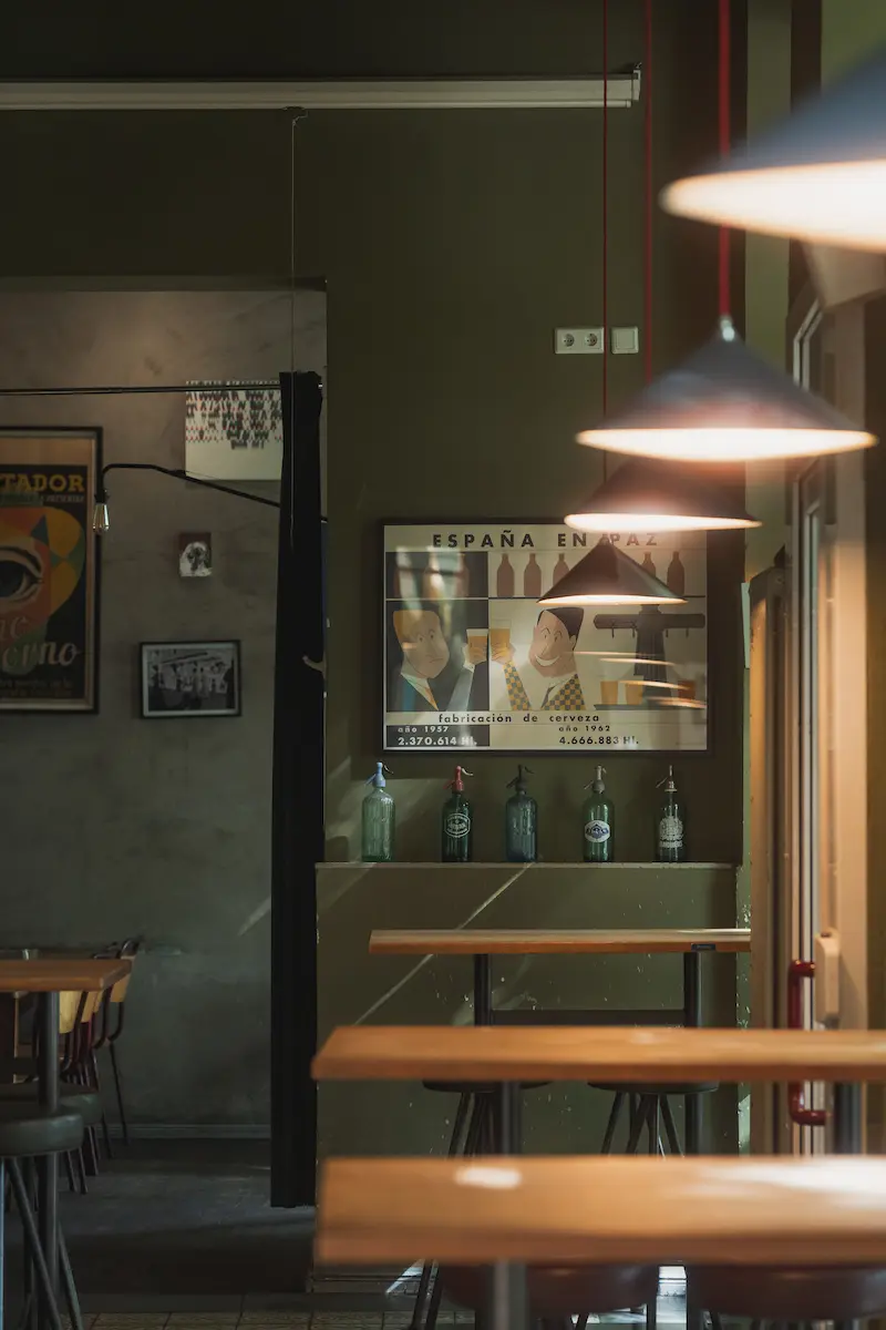 Bar Raval - Gastraum mit Lampen und Plakaten