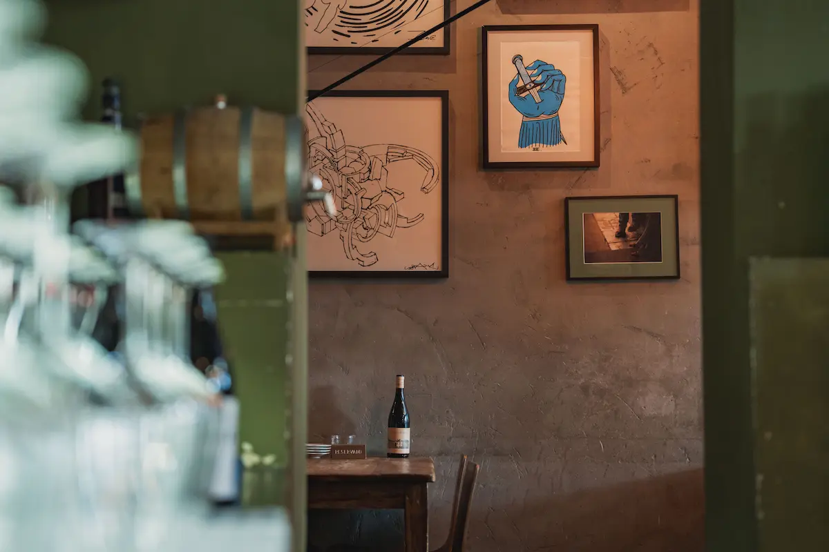 Bar Raval - Gastraum mit Bildern und Weinfass