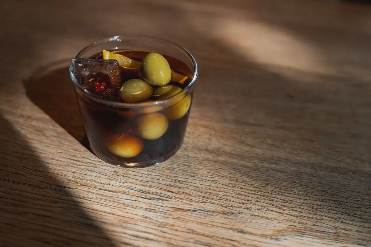 Bar Raval - Vermouth mit Oliven im Sonnenlicht