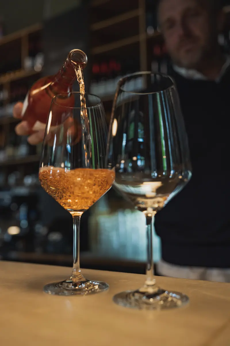 Bar Raval - Wein wird an der Bar eingeschenkt