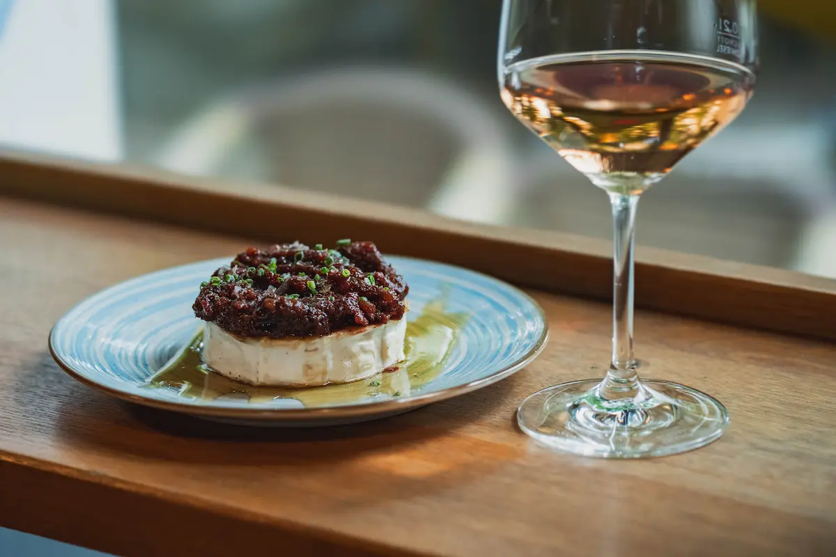 Bar Raval - Ziegenkäse mit Zwiebelmarmelade und Weißwein