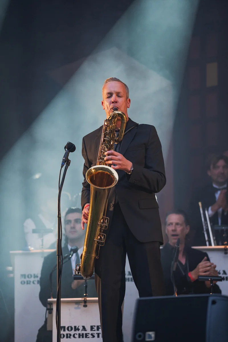 Moka Efti Orchestra - Saxophonist im Gegenlicht