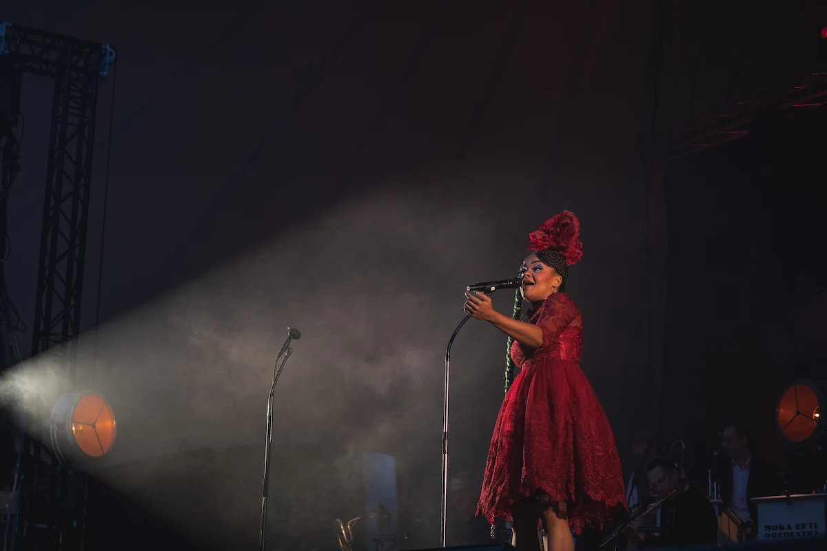 Candy Hammerschmidt singt im roten Kleid auf der Bühne