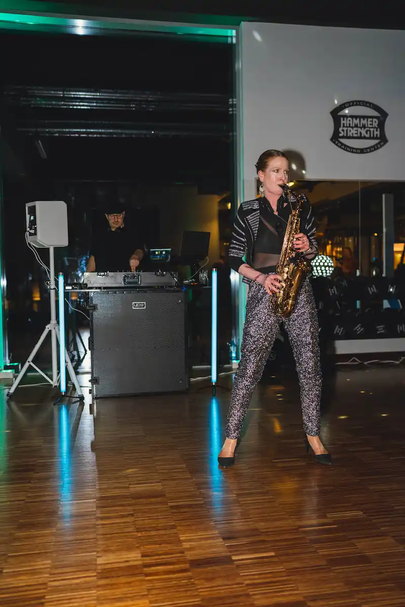 Lange Nacht im Clays - Saxophonistin mit DJ im Hintergrund
