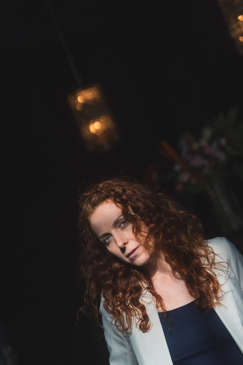 Portrait - Frau mit lockigem Haar