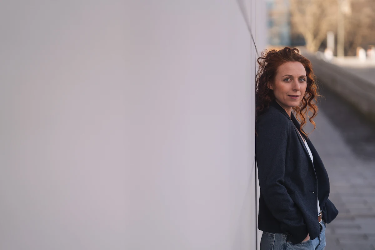Portrait - Frau an weißer Wand