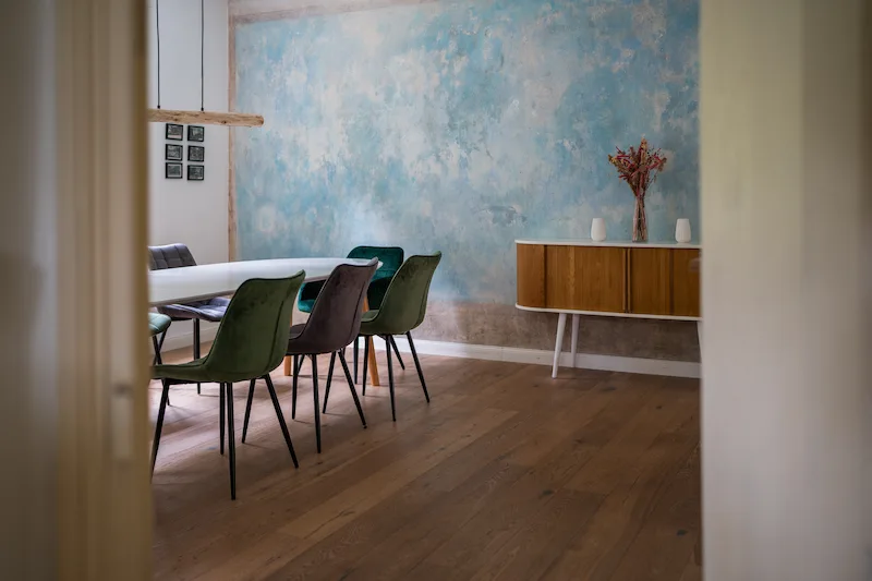 Forsthaus Tornow - Esszimmer mit blauer Wand
