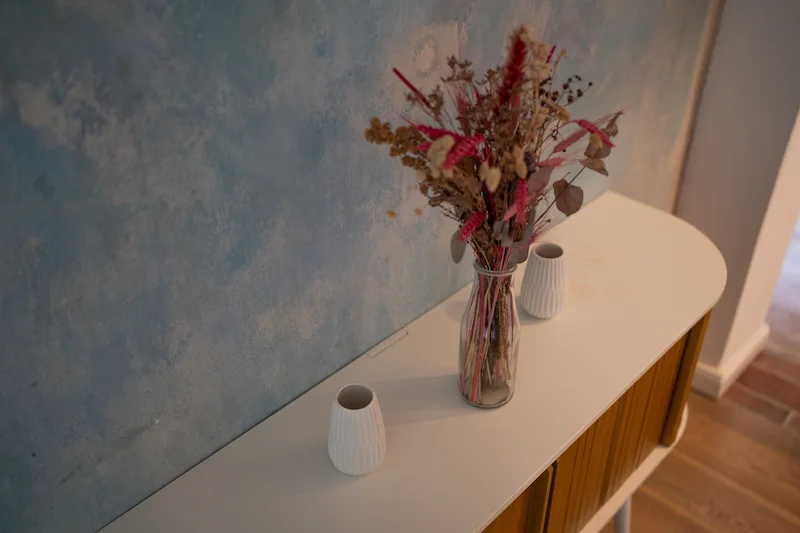 Forsthaus Tornow - Sideboard mit Blumen