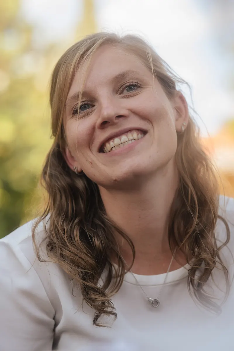 Portrait - Lächelnde Frau im Freien