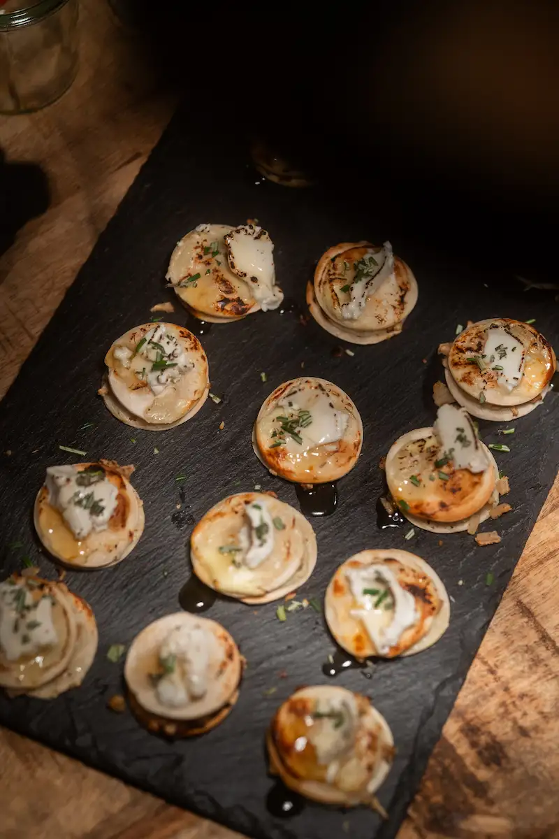 Ben @ PAULS Events - Fingerfood auf Schieferplatte